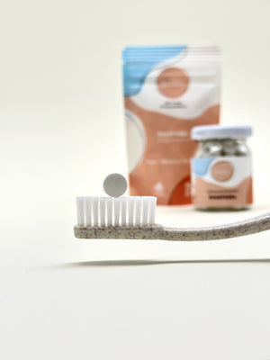 bresh.: breshtab auf Zahnbürste mit Verpackung und Glas im Hintergrund